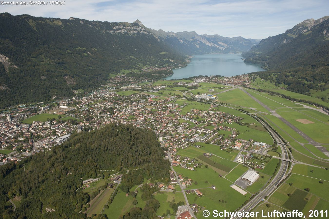 Interlaken im Zentrum lins; Matten im Vordergrund; am Brienzersee: Bönigen